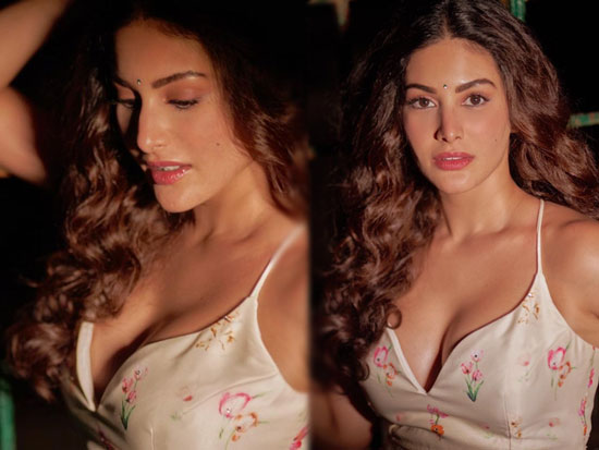 Steamy Clicks Of Amyra Dastur